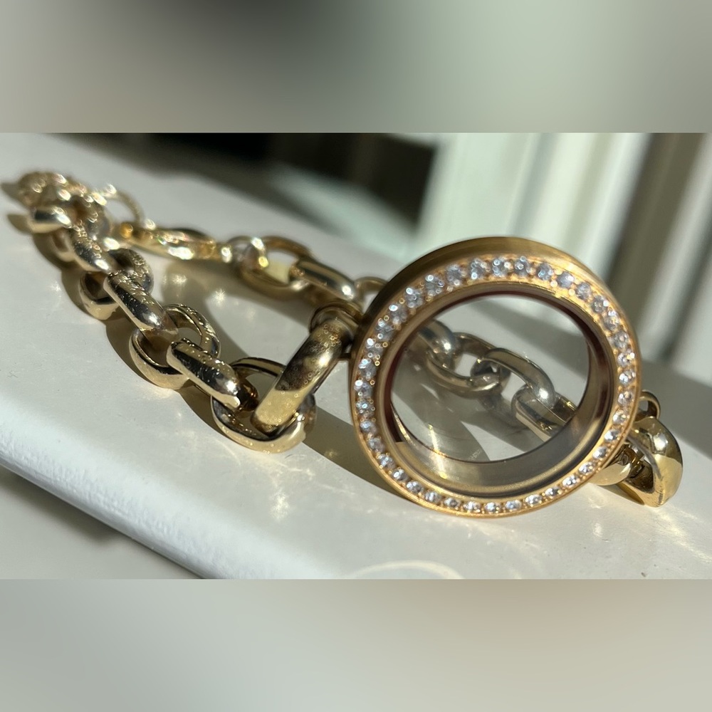 Origami Owl gold link bracelet w medium locket